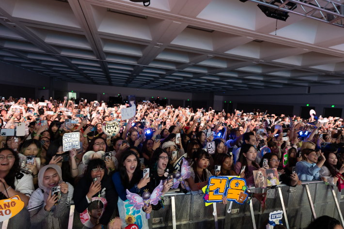 'KCON LA 2023'을 찾은 팬들이 아이돌과의 만남에 환호하고 있다. CJ ENM 제공