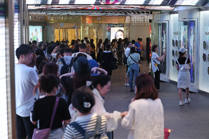 중국 여행객들이 면세점 입장을 기다리는 모습. 연합뉴스