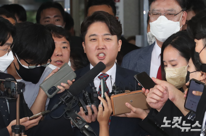 국민의힘 이준석 전 대표가 28일 서울 양천구 서울남부지방법원에서 열린 국민의힘 당헌 효력 정지 가처분 심문을 마치고 법원을 나서며 취재진의 질문을 받고 있다. 서울남부지법 민사51부(황정수 수석부장판사)는 이날 이 전 대표가 국민의힘과 정진석 비대위원장 및 비대위원 6명을 상대로 낸 3~5차 가처분 신청 사건을 심문했다. 국회사진취재단