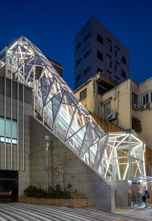 울산대학교 건축학부 최정우 교수와 ㈜건축사사무소 유니트유에이가 제안한 '북아현동 경사형 엘리베이터 설치 사업'. 울산대 제공 