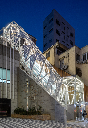 울산대학교 건축학부 최정우 교수와 ㈜건축사사무소 유니트유에이가 제안한 '북아현동 경사형 엘리베이터 설치 사업'. 울산대 제공 