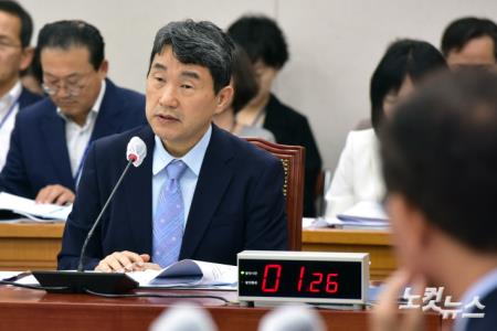 이주호 사회부총리 겸 교육부 장관이 22일 서울 여의도 국회에서 열린 교육위원회 전체회의에서 의원 질의에 답변을 하고 있다.