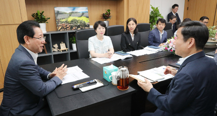 김영록 전남지사(왼쪽)가 7월 동부청사에 방문해 직원들과 대화하고 있다. 전남도 제공