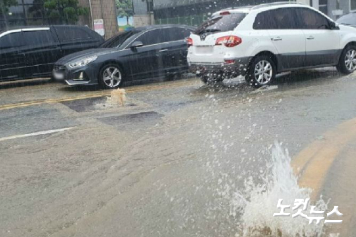 강릉시 포남동 인근 도로에서 역류하는 모습. 전영래 기자