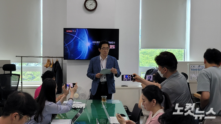 우주산업클러스터 국비 증액과 예비타당성 조사 면제를 설명하는 대전시 한선희 전략사업 추진실장(사진 중앙). 김화영 기자