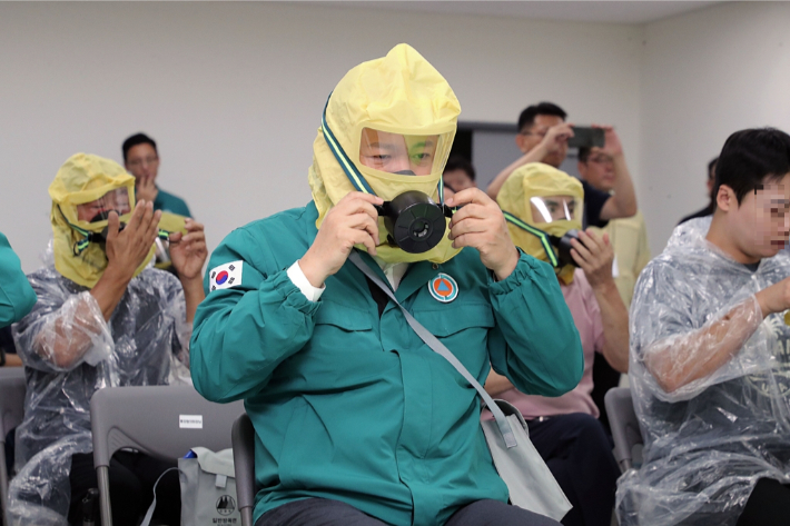 이상민 행정안전부 장관이 23일 오후 경기도 동두천시 시민회관 대피소에서 진행된 '접경지역 공습 대비 민방위 훈련'에 참석해 방독면을 착용하고 있다. 행안부 제공