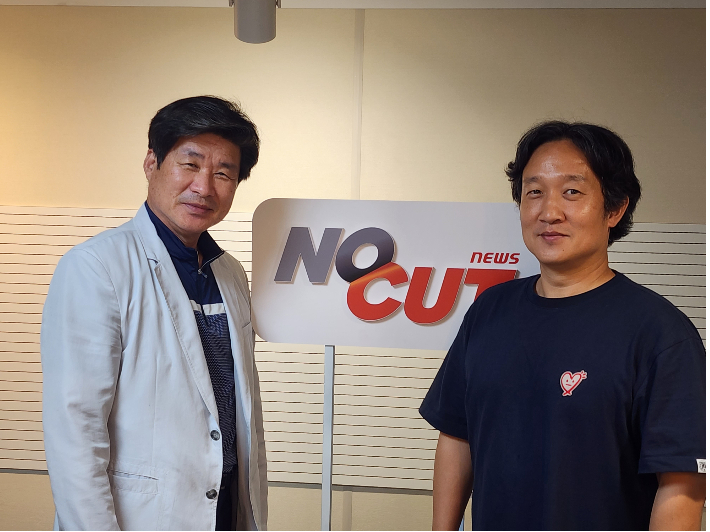 왼쪽부터 이동일 장로. 이대희 목사