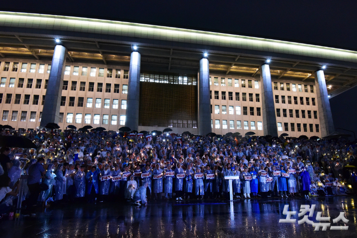 23일 서울 여의도 국회 본관 앞에서 열린 더불어민주당 후쿠시마 원전오염수 해양투기 철회 촉구 촛불집회에서 이재명 대표 등 참석자들이 구호를 외치고 있다. 윤창원 기자