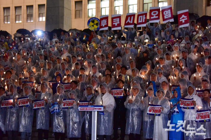 더불어민주당 이재명 대표가 23일 서울 여의도 국회 본청 앞 계단에서 열린 후쿠시마 원전오염수 해양투기 철회 촉구 촛불집회에서 발언하고 있다. 윤창원 기자