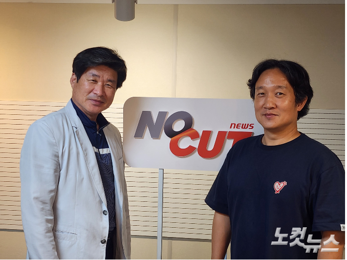 왼쪽부터 이동일 장로, 이대희 목사.