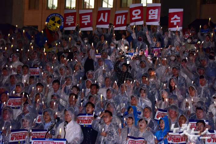 23일 서울 여의도 국회 본관 앞에서 열린 더불어민주당 후쿠시마 원전오염수 해양투기 철회 촉구 촛불집회에서 이재명 대표 등 참석자들이 구호를 외치고 있다. 윤창원 기자