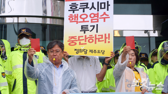 제주도 야6당 항의 퍼포먼스 모습. 고상현 기자