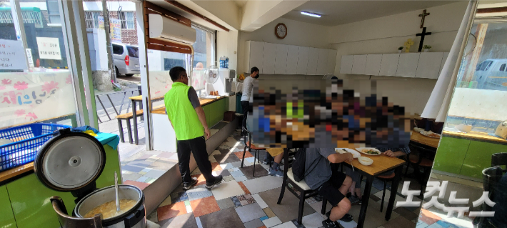 예성나눔의집 무료급식소에서 점심 식사를 하고 있는 사람들 모습. 박창주 기자