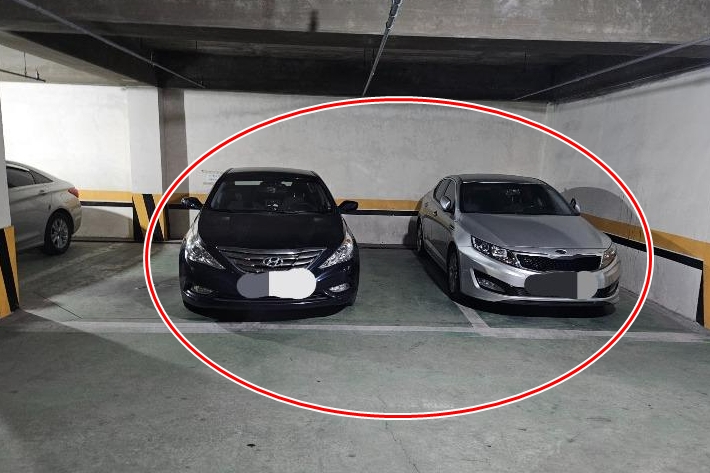 지난 22일 자동차 커뮤니티 '보배드림'에 올라온 한 아파트 주차장 사진. 보배드림 캡처