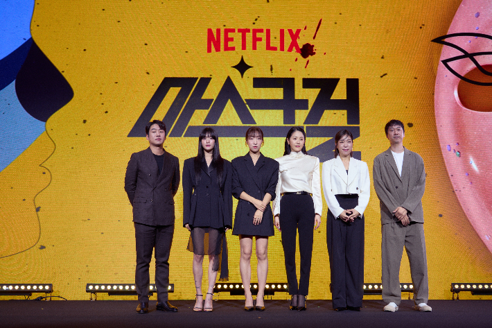 넷플릭스 '마스크걸' 제작발표회     (서울=연합뉴스) 16일 서울 종로구 JW메리어트 동대문 스퀘어 서울에서 진행된 넷플릭스 오리지널 드라마 '마스크걸' 제작발표회에서 출연진들이 포즈를 취하고 있다. 왼쪽부터 배우 안재홍, 나나, 이한별, 고현정, 염혜란, 김용훈 감독. 2023.8.16 [넷플릭스 제공. 재판매 및 DB 금지]     photo@yna.co.kr (끝)   연합뉴스