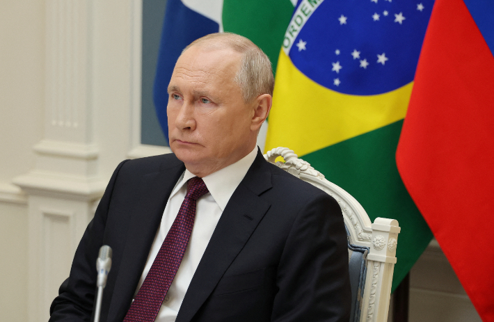 블라디미르 푸틴 러시아 대통령이 24일(현지시간) 모스크바 크렘린궁에서 화상으로 브릭스(BRICS·브라질, 러시아, 인도, 중국, 남아프리카공화국의 신흥 경제 5개국) 기자회견에 참석하고 있다. 연합뉴스