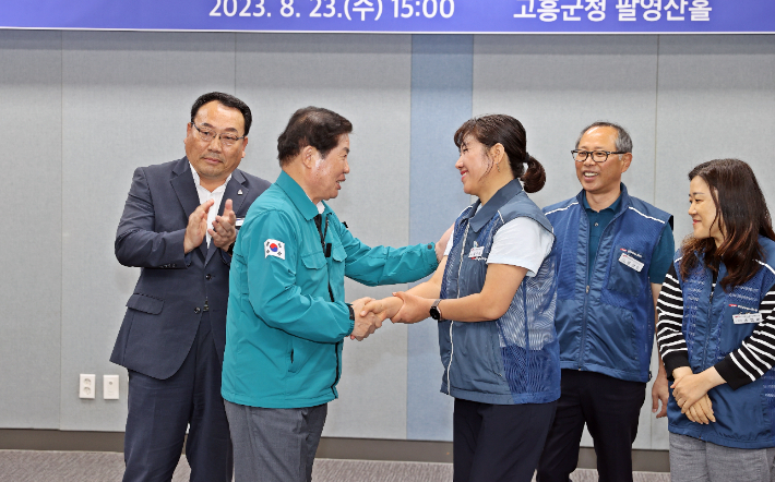 공영민 고흥군수(왼쪽)와 장인화 지부장이 악수하고 있다. 공무원노조 고흥군지부 제공 