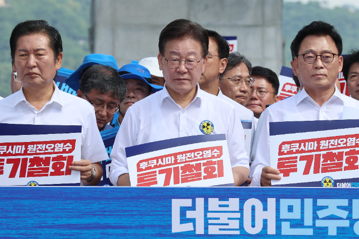 더불어민주당 이재명 대표와 박광온 정책위의장 등 소속 의원 등이 25일 오전 서울 종로구 광화문광장에서 열린 '후쿠시마 원전 오염수 투기 중단 국민행진' 행사에 참석하고 있다. 연합뉴스