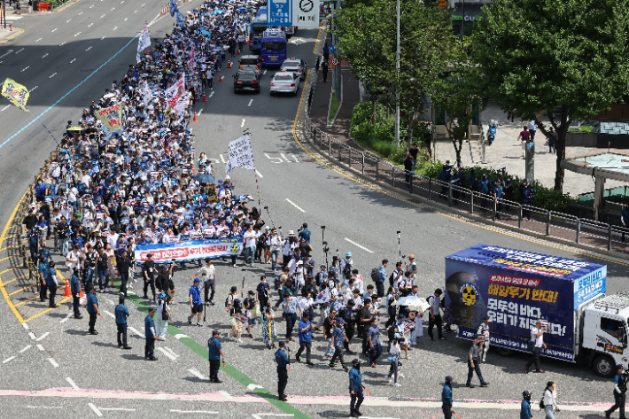 더불어민주당 의원 및 관계자들이 25일 오전 서울 종로구 광화문광장에서 후쿠시마 원전 오염수 투기 중단을 촉구하며 대통령실 방향으로 행진하고 있다. 연합뉴스