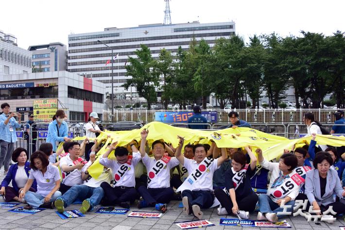 후쿠시마 원전오염수 투기 중단 퍼포먼스 펼치는 민주당 이재명 대표와 의원들