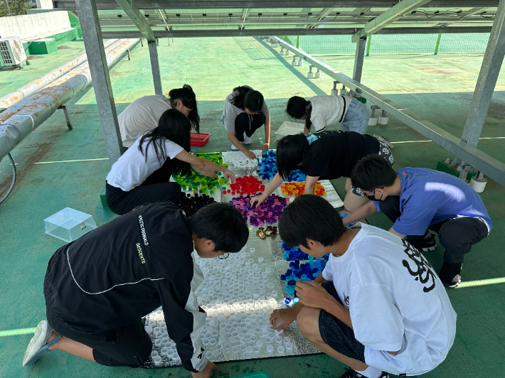 사상구청소년수련관에 모인 아이들은 수거한 병뚜껑을 직접 세척한 뒤 색깔별로 분류했다. 사상구청소년수련관 제공