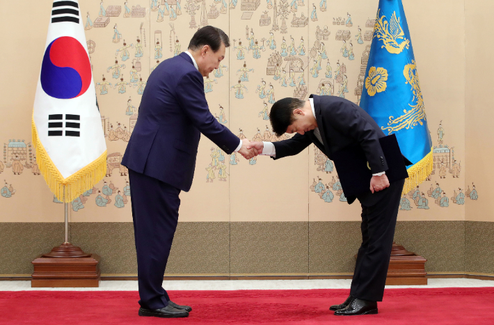 윤석열 대통령이 25일 서울 용산 대통령실 청사에서 이동관 신임 방송통신위원장에게 임명장을 수여한 뒤 악수하고 있다. 연합뉴스