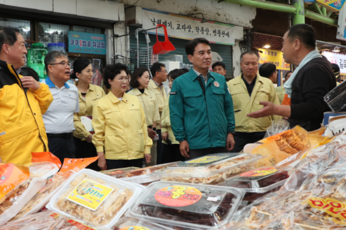 지난 11일 태풍 카눈 피해 상황을 살피기 위해 속초 중앙시장을 찾은 김진태 강원도지사. 강원도 제공 