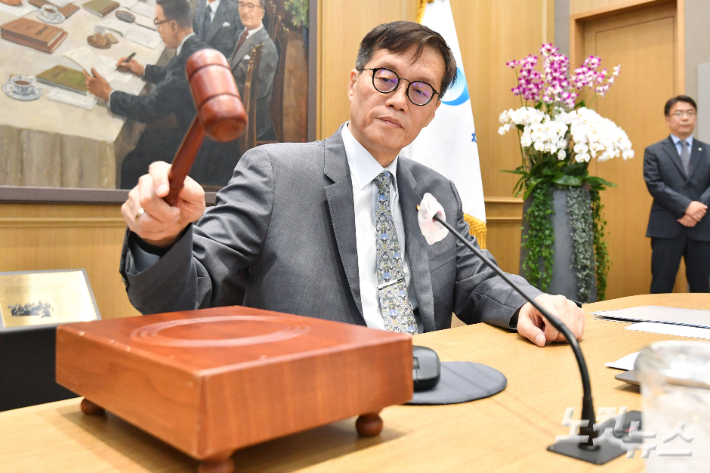 이창용 한국은행 총재가 24일 오전 서울 중구 한국은행에서 열린 금융통화위원회를 주재하며 의사봉을 두드리고 있다. 류영주 기자