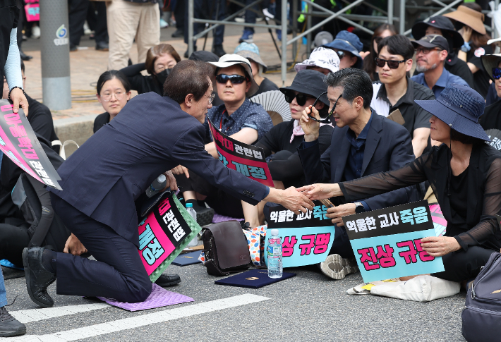 조희연 서울시교육감이 지난 19일 서울 여의도 국회 앞에서 열린 서이초 교사 사망 사건 진상규명 및 아동학대 관련법 즉각 개정 촉구 집회에 참석하는 모습. 연합뉴스