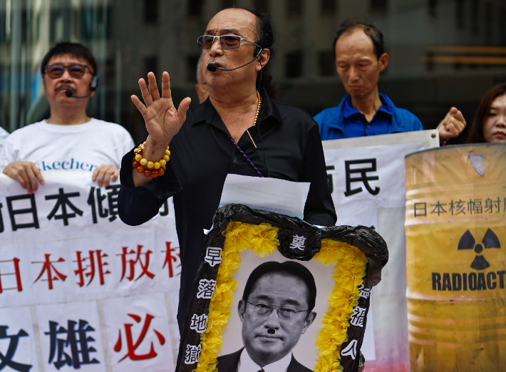 지난 24일 홍콩 주재 일본 총영사관 앞에서 후쿠시마 오염수 방류 반대 시위가 벌어졌다. 연합뉴스