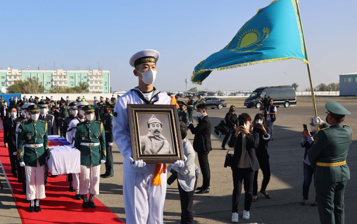 홍범도 장군 유해가 지난 2021년 8월 15일 한국으로 봉환되기 위해 카자흐스탄 크즐오르다 공항에서 국군의장대에 의해 특별수송기(KC-330)에 모셔지는 모습. 국가보훈처 제공
