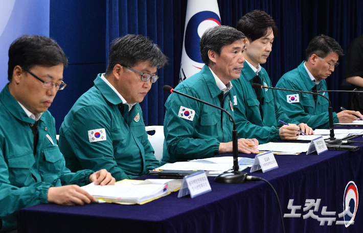 지난 22일 오후 서울 종로구 정부서울청사에서 열린 원전 오염수 방류 관련 일일 브리핑에서 박구연 국무조정실 1차장이 일본의 오염수 방류에 관한 정부의 입장을 설명하는 모습. 류영주 기자