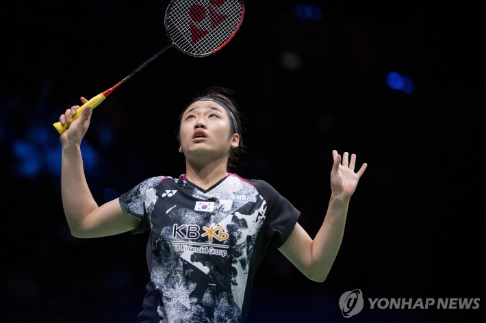 안세영이 26일(현지 시각) 덴마크 코펜하겐에서 열린 '2023 세계배드민턴연맹(BWF) 세계개인선수권대회' 여자 단식 4강전에서 중국의 천위페이를 상대로 경기를 펼치고 있다. EPA=연합뉴스