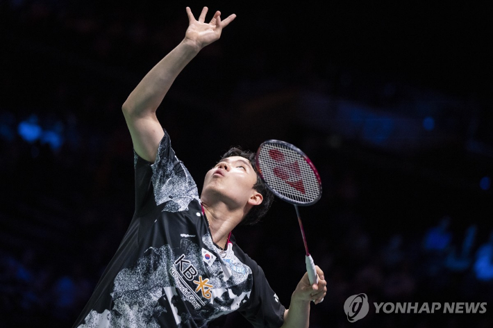 서승재가 덴마크 코펜하겐에서 열린 '2023 세계배드민턴연맹(BWF) 세계개인선수권대회' 혼합 복식 4강전에서 스매시를 날리고 있다. EPA=연합뉴스