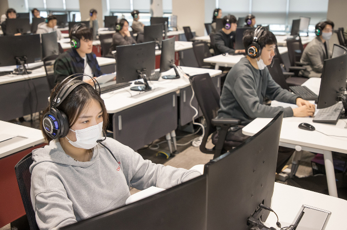 삼성전자 감독관들이 상반기 GSAT 응시자를 대상으로 예비소집을 하는 모습. 삼성전자 제공