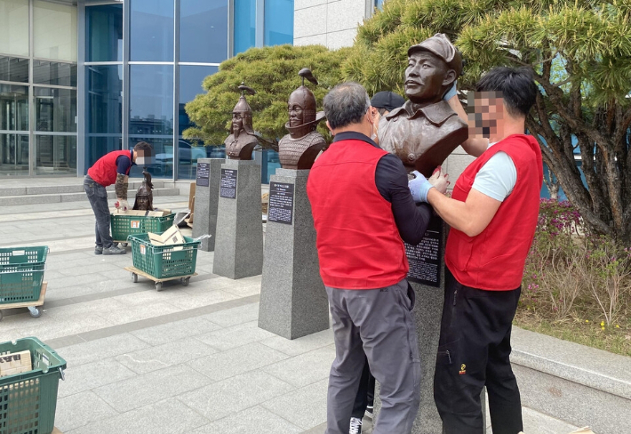 합참 청사 앞으로 옮겨지고 있는 옛 국방부 청사 내 장군 흉상. 연합뉴스