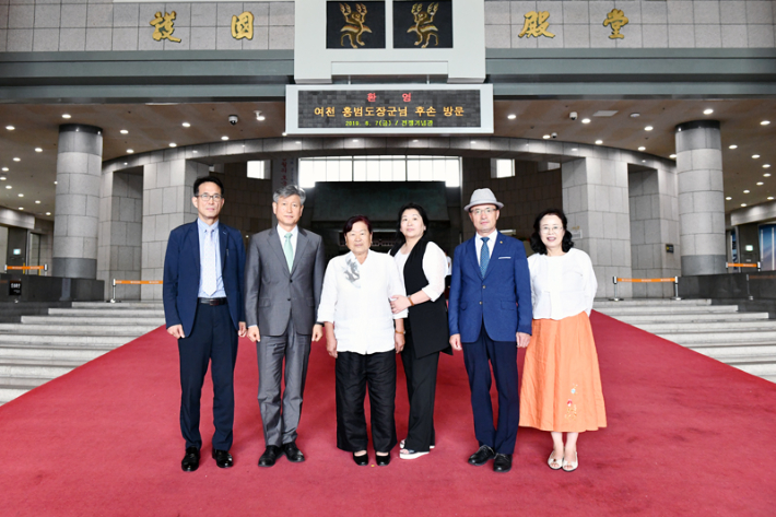 전쟁기념사업회는 2019년 홍범도 장군 후손 방문 환영행사를 열었다. 전쟁기념사업회 홈페이지 캡처