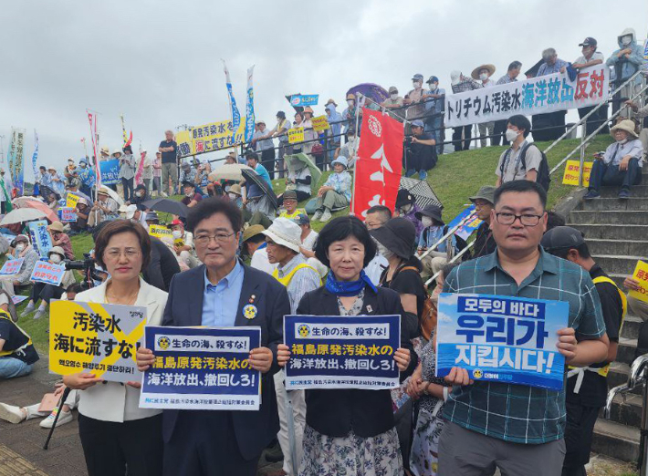 일본을 방문한 야당 의원들이 27일 후쿠시마현 이와키시에서 오염수 방류 규탄 집회를 벌이고 있다. 민주당 우원식·양이원영, 정의당 강은미, 무소속 양정숙 등 의원 4명은 일본 정부와 도쿄전력의 오염수 해양 방출에 항의하기 위해 후쿠시마를 방문했다. 더불어민주당 제공