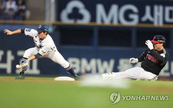 27일 프로야구 LG-NC의 경기에 전날 2루심을 맡았던 윤상원 심판이 테러 위협 글로 제외됐다. 사진은 LG-NC의 경기 모습. 연합뉴스 자료사진