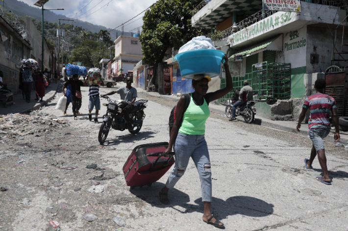 갱단 폭력 피해 집 떠나는 아이티 주민들. 연합뉴스