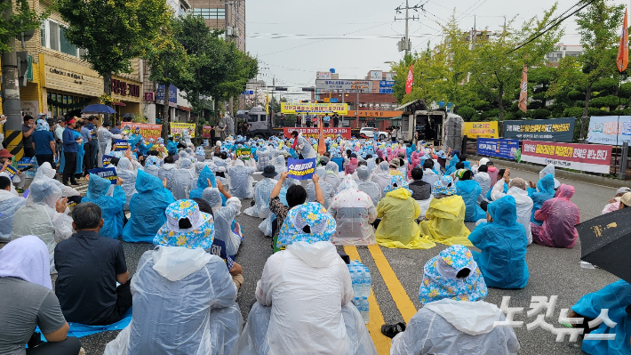 익산지역 장마 폭우 피해 농민들이 28일 익산시청 앞에서 실질적 피해 보상을 요구하며 집회를 열고 있다. 도상진 기자