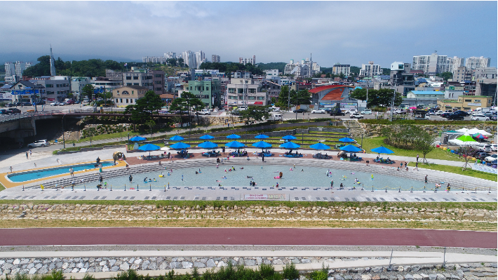 양양 남대천 일대에 조성한 퐁당퐁당 물놀이장. 양양군 제공