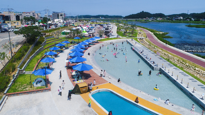 양양군 남대천 일원에 조성한 퐁당퐁당 물놀이장. 양양군 제공