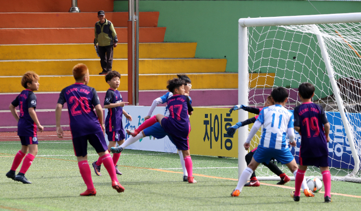 8인제 축구 경기하는 초등학생들. 연합뉴스