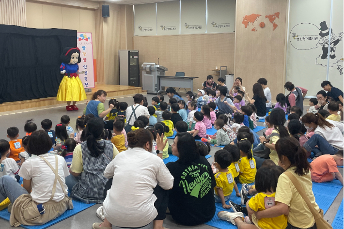 전북 완주군의 둔산영어도서관. 완주군은 도서관이 단순히 책을 보관하는 공간이 아닌 지식과 문화의 공간으로 탈바꿈한 것을 이용객 금증의 원인으로 분석하고 있다. 완주군 제공