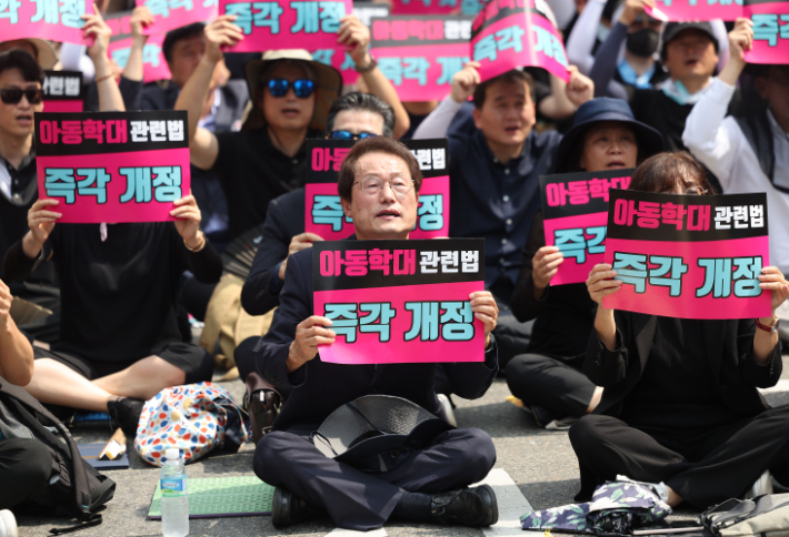 조희연 서울시교육감이 19일 오후 서울 여의도 국회 앞에서 열린 서이초 교사 사망 사건 진상규명 및 아동학대 관련법 즉각 개정 촉구 집회에 참석해 구호를 외치고 있다. 연합뉴스