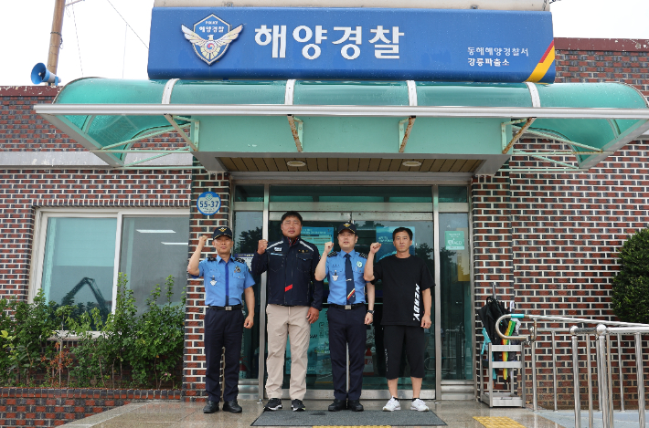 동해해양경찰서는 지난 24일 강릉 순긋해변에서 파도에 휩쓸린 10대들을 발견하고 직접 물에 뛰어들어 익수자를 구조한 임범식(47)씨와 이동욱(43)씨에게 감사장을 수여했다고 28일 밝혔다. 동해해양경찰서 제공 