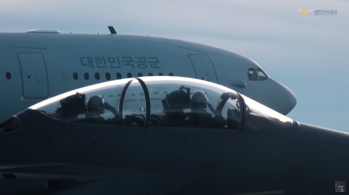 홍범도 장군의 유해를 모신 공군 특별 수송기가 우리 영공에 진입하자 호위에 나선 조종사들이 거수 경례를 하고 있다. 대한민국공군 유튜브 캡처
