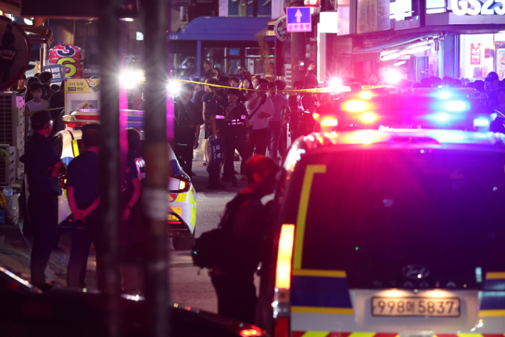 양손에 흉기를 든 남성이 경찰과 대치 끝에 제압당한 지난 26일 저녁 사건 현장인 서울 은평구 한 주택가가 통제되고 있다. 연합뉴스