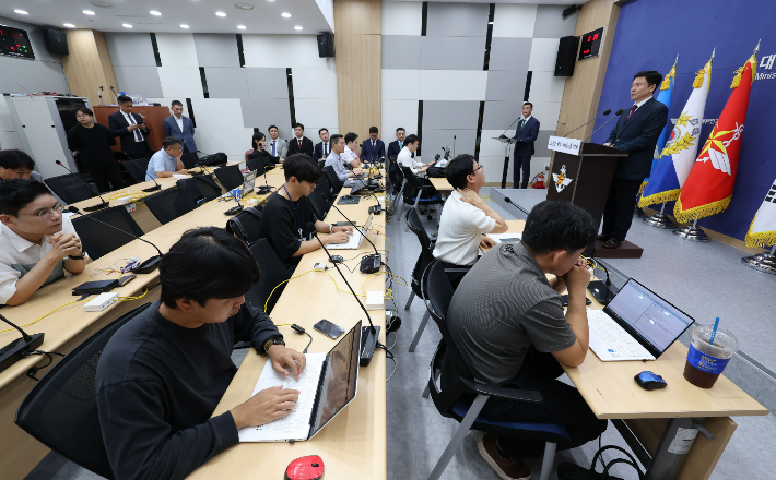 전하규 국방부 대변인이 28일 서울 용산구 국방부에서 정례 브리핑을 하고 있다. 연합뉴스